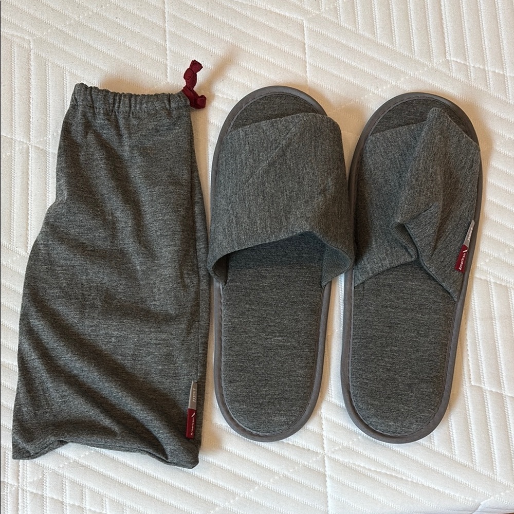 Nest Bedding x American Airlines Flagship Business Gray Slippers with Pouch NWOT